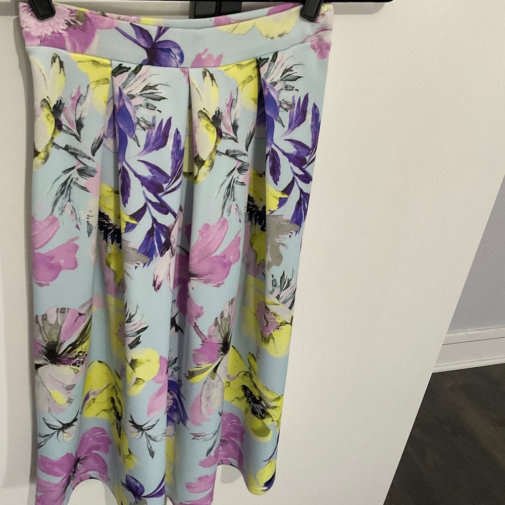 NWOT BOOHOO blue floral skirt
